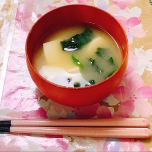 えのき・わかめ・木綿豆腐の味噌汁